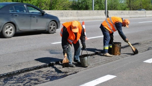 На ремонт украинских дорог местного значения из госбюджета выделено 360 млн. Евро (11 миллиардов гривен)