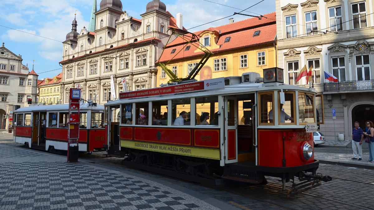 Прага распродает старые трамваи и автобусы